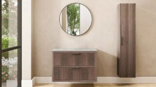 Hangend donker eiken badkamermeubel 100 cm met ribbelfront, twee lades en grijs limestone blad met witte waskom