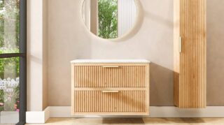 Hangend naturel eiken badkamermeubel 100 cm met twee lades en wit marmer blad met witte waskom