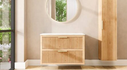Hangend naturel eiken badkamermeubel 100 cm met twee lades en wit marmer blad met witte waskom