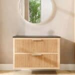 Hangend houten wastafelmeubel 100 cm met ribbelfront, twee lades en granieten blad met witte waskom