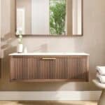 Hangend houten badmeubel 120 cm met ribbelfront, solid surface blad en één ronde witte waskom