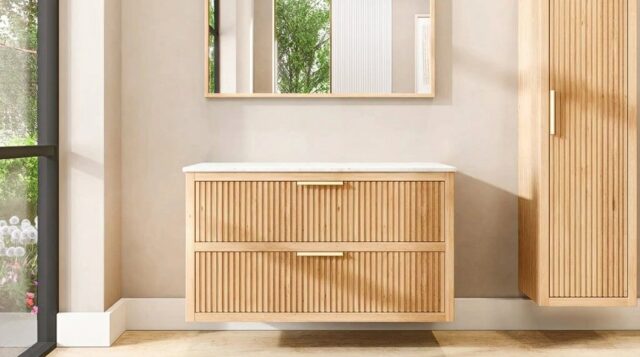 Hangend naturel eiken badkamermeubel 120 cm met twee lades en wit marmer blad met witte waskom