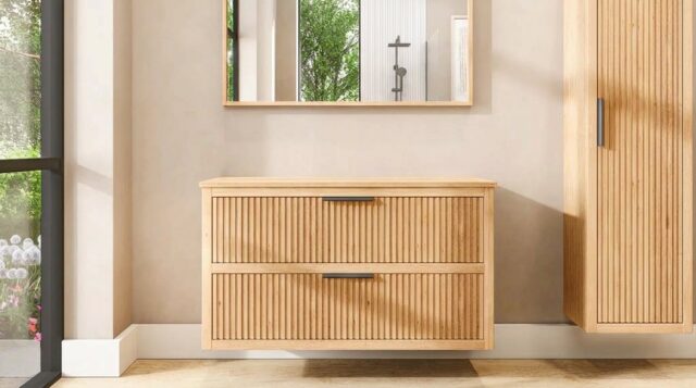 Hangend naturel eiken badkamermeubel 120 cm met twee lades en naturel eiken blad met witte waskom