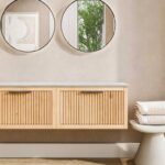 Hangend eiken badkamermeubel 140 cm met twee lades en grijs limestone blad met twee waskommen