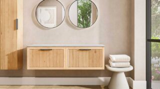 Hangend eiken badkamermeubel 140 cm met twee lades en grijs limestone blad met twee waskommen