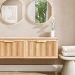 Modern hangend eiken badkamermeubel 140 cm met ribbelfront, één lade en limestone blad met keramische waskom