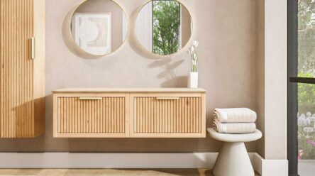 Modern hangend eiken badkamermeubel 140 cm met ribbelfront, één lade en limestone blad met keramische waskom