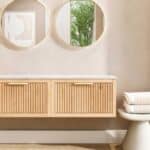 Hangend modern naturel eiken badkamermeubel 140 cm met vlak front, één lade en marmer blad met waskom