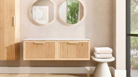 Hangend modern naturel eiken badkamermeubel 140 cm met vlak front, één lade en marmer blad met waskom