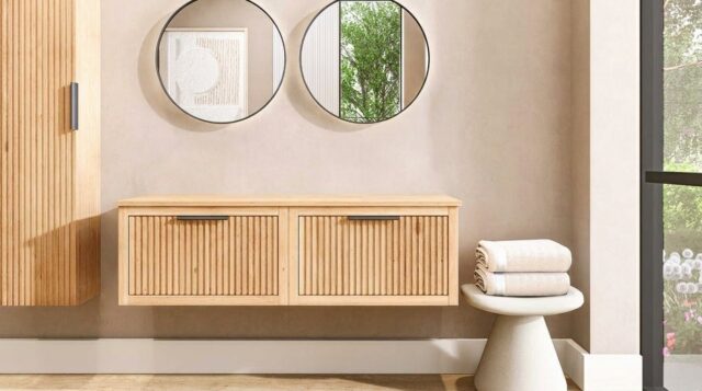 Hangend houten badkamermeubel 140 cm met één lade en naturel eiken blad met witte waskom