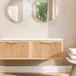 Hangend naturel eiken badkamermeubel 140 cm met één lade en solid surface blad met witte waskom