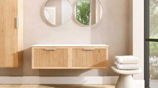 Hangend naturel eiken badkamermeubel 140 cm met één lade en solid surface blad met witte waskom