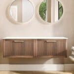 Modern hangend badkamermeubel 140 cm massief eiken met ribbelfront en solid surface met 2 waskommen