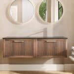 Modern hangend donker eiken badkamermeubel 140 cm met ribbelfront, één lade en granieten blad met witte waskom