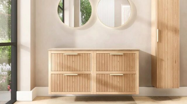 Hangend naturel eiken wastafelmeubel 140 cm met twee lades en limestone blad met twee witte waskommen