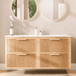 Hangend naturel eiken wastafelmeubel 140 cm met twee lades en wit marmer blad met twee waskommen