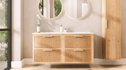 Hangend naturel eiken wastafelmeubel 140 cm met twee lades en wit marmer blad met twee waskommen