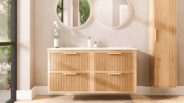Hangend naturel eiken wastafelmeubel 140 cm met twee lades en wit marmer blad met twee waskommen