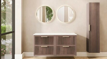 Hangend donker eiken wastafelmeubel 140 cm met twee lades en wit marmer blad met twee waskommen
