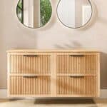 Hangend naturel eiken wastafelmeubel 140 cm met vier lades en eiken blad met twee witte waskommen