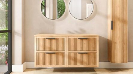 Hangend naturel eiken wastafelmeubel 140 cm met vier lades en eiken blad met twee witte waskommen