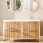 Hangend naturel eiken wastafelmeubel 140 cm met ribbelfront, vier lades en solid surface blad met 2 waskommen