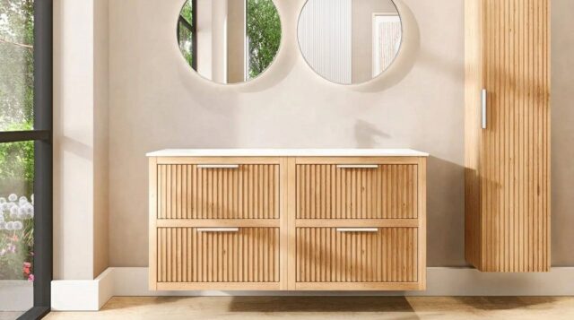 Hangend naturel eiken wastafelmeubel 140 cm met ribbelfront, vier lades en solid surface blad met 2 waskommen