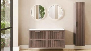 Hangend donker eiken wastafelmeubel 140 cm met ribbelfront, vier lades en solid surface blad met 2 waskommen