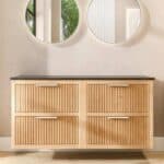 Modern hangend eiken badkamermeubel 140 cm met ribbelfront, twee lades en granieten met 2 waskommen