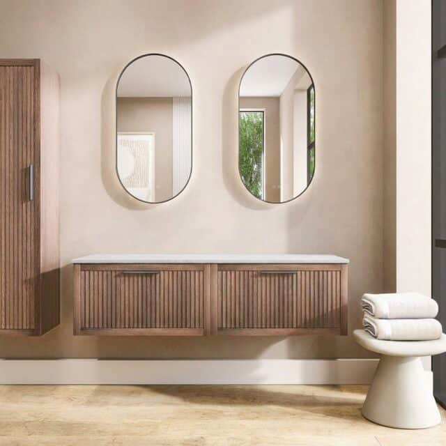 Hangend eiken badkamermeubel 160 cm met twee lades en grijs limestone blad met twee waskommen