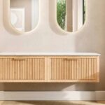 Hangend modern naturel eiken badkamermeubel 160 cm met vlak front, één lade en marmer blad met waskom