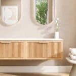 Hangend naturel eiken badkamermeubel 160 cm met één lade en solid surface blad met witte waskom