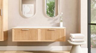 Hangend naturel eiken badkamermeubel 160 cm met één lade en solid surface blad met witte waskom