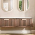 Hangend eiken badmeubel 160 cm met ribbelfront, solid surface blad en twee ronde keramische waskommen