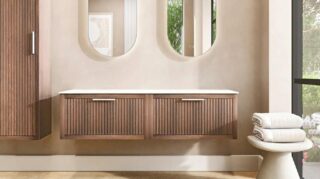 Hangend eiken badmeubel 160 cm met ribbelfront, solid surface blad en twee ronde keramische waskommen