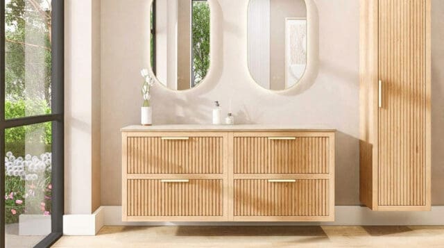 Hangend naturel eiken wastafelmeubel 160 cm met twee lades en limestone blad met twee witte waskommen