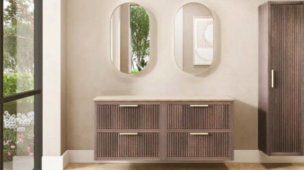 Hangend donker eiken wastafelmeubel 160 cm met twee lades en limestone blad met twee witte waskommen