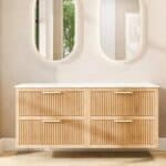 Hangend naturel eiken wastafelmeubel 160 cm met twee lades en wit marmer blad met twee waskommen