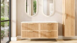 Hangend naturel eiken wastafelmeubel 160 cm met twee lades en wit marmer blad met twee waskommen