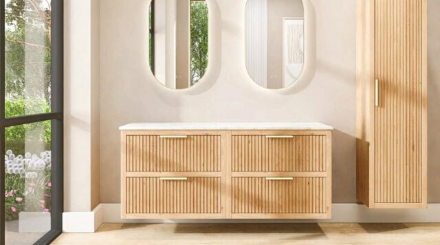 Hangend naturel eiken wastafelmeubel 160 cm met twee lades en wit marmer blad met twee waskommen
