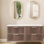 Hangend donker eiken wastafelmeubel 160 cm met twee lades en wit marmer blad met twee waskommen