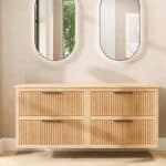 Hangend naturel eiken wastafelmeubel 160 cm met vier lades en eiken blad met twee witte waskommen