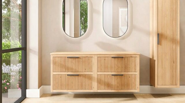 Hangend naturel eiken wastafelmeubel 160 cm met vier lades en eiken blad met twee witte waskommen