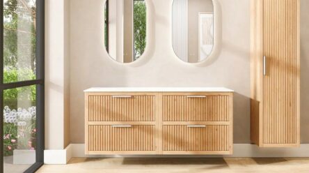 Hangend naturel eiken wastafelmeubel 160 cm met ribbelfront, vier lades en solid surface blad met 2 waskommen