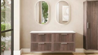 Hangend donker eiken wastafelmeubel 160 cm met ribbelfront, vier lades en solid surface blad met 2 waskommen
