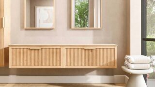 Modern hangend eiken badkamermeubel 200 cm met ribbelfront, één lade en limestone blad met keramische waskom