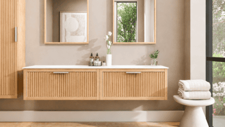 Hangend naturel eiken badkamermeubel 200 cm met één lade en solid surface blad met witte waskom