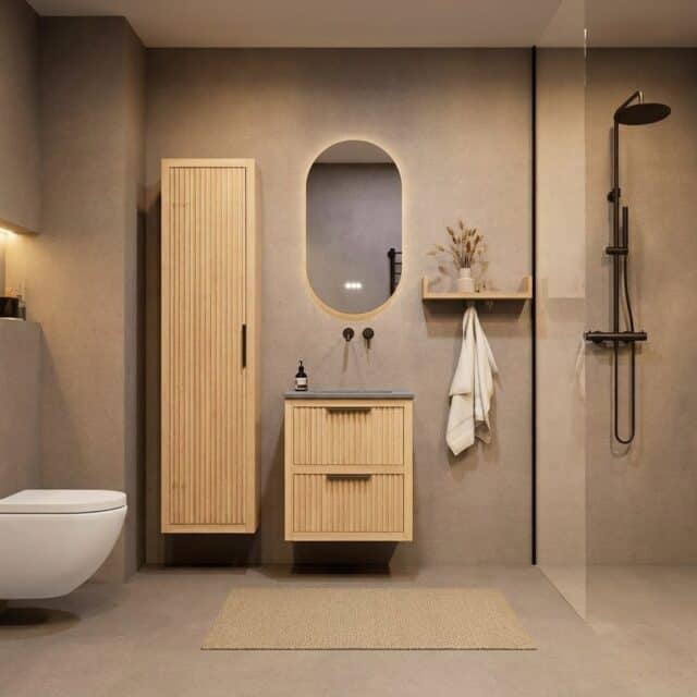 Hangend naturel eiken badkamermeubel 60 cm met ribbelfront, twee lades en grijs limestone blad met witte waskom