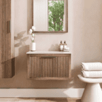 Hangend eiken badkamermeubel 70 cm met één lade en grijs limestone blad met keramische waskom
