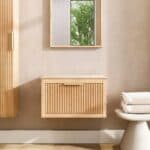 Modern hangend eiken badkamermeubel 70 cm met ribbelfront, één lade en limestone blad met keramische waskom